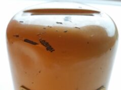 Raadselachtig potje opgedoken op zolder: weet jij waarvoor het vroeger werd gebruikt?