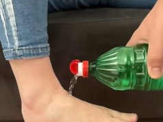 Giet dit uit je keukenkastje over je voeten en ontdek het verrassende effect