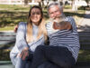 Eva (23) begrijpt het niet: haar vader is 78 – waarom werd hij zo laat nog vader?