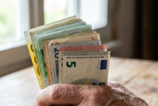 Zo rijk zijn 65-plussers echt: dit bedrag staat er gemiddeld op de spaarrekening