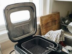 Dit simpele huismiddel maakt je vette frituurpan in een paar minuten brandschoon
