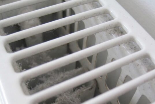 Zo maak je je radiator in 1 minuut brandschoon met iets dat je al in huis hebt