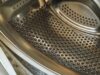 Muffe geur aan je net gewassen wasgoed: dit is de oorzaak en zo los je het snel op