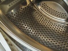 Muffe geur aan je net gewassen wasgoed: dit is de oorzaak en zo los je het snel op