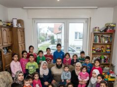 Hij heeft 32 kinderen en drie vrouwen: zóveel kinderbijslag ontvangt dit gezin per maand